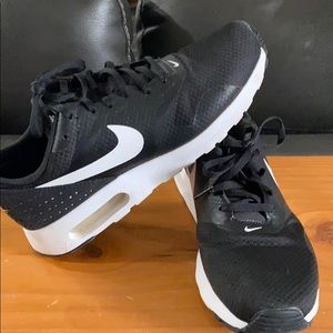 Nike Air women’s tennis shoes